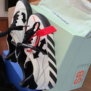 OFF-WHITE low vulcanized sneakers size 7.5